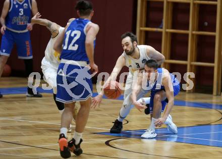 Basketball Zweite Liga 2021/2022. Grunddurchgang 16. Runde.  Woerthersee Piraten gegen Kufstein Towers. Shawn Ray, Alen Repac  (Piraten), Luka Bozak (Kufstein). Klagenfurt, am 20.3.2022. 
Foto: Kuess
www.qspictures.net

---
pressefotos, pressefotografie, kuess, qs, qspictures, sport, bild, bilder, bilddatenbank