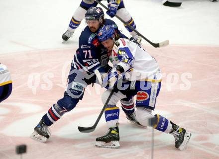 EBEL. Eishockey Bundesliga. VSV gegen Hydro Fehervar AV 19.  Marco Richter, (VSV), Colin Jacobs   (Hydro Fehervar). Villach, am 24.3.2022.
Foto: Kuess
www.qspictures.net
---
pressefotos, pressefotografie, kuess, qs, qspictures, sport, bild, bilder, bilddatenbank