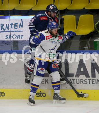 EBEL. Eishockey Bundesliga. VSV gegen Hydro Fehervar AV 19.  Travis Oleksuk,  (VSV), Joshua Atkinson  (Hydro Fehervar). Villach, am 24.3.2022.
Foto: Kuess
www.qspictures.net
---
pressefotos, pressefotografie, kuess, qs, qspictures, sport, bild, bilder, bilddatenbank