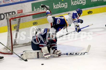 EBEL. Eishockey Bundesliga. VSV gegen Hydro Fehervar AV 19. Scott Kosmachuk,  (VSV), Rasmus Tirronen   (Hydro Fehervar). Villach, am 24.3.2022.
Foto: Kuess
www.qspictures.net
---
pressefotos, pressefotografie, kuess, qs, qspictures, sport, bild, bilder, bilddatenbank