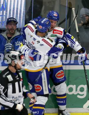 EBEL. Eishockey Bundesliga. VSV gegen Hydro Fehervar AV 19. Torjubel Philipp Lindner, John Hughes  (VSV). Villach, am 24.3.2022.
Foto: Kuess
www.qspictures.net
---
pressefotos, pressefotografie, kuess, qs, qspictures, sport, bild, bilder, bilddatenbank