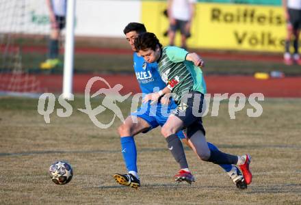 Fussball Kaerntner Liga. Voelkermarkt gegen Bleiburg. Julian Sebastian Opetnik (Voelkermarkt),  Christopher Knauder (Bleiburg). Voelkermarkt, 26.3.2022.
Foto: Kuess

---
pressefotos, pressefotografie, kuess, qs, qspictures, sport, bild, bilder, bilddatenbank