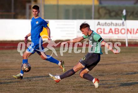 Fussball Kaerntner Liga. Voelkermarkt gegen Bleiburg. Lukas Urnik (Voelkermarkt), Teo Mrkonjic (Bleiburg). Voelkermarkt, 26.3.2022.
Foto: Kuess

---
pressefotos, pressefotografie, kuess, qs, qspictures, sport, bild, bilder, bilddatenbank