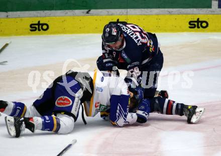 EBEL. Eishockey Bundesliga. VSV gegen Hydro Fehervar AV 19.  Kevin Moderer,  (VSV), Joshua Atkinson  (Hydro Fehervar). Villach, am 1.4.2022.
Foto: Kuess
www.qspictures.net
---
pressefotos, pressefotografie, kuess, qs, qspictures, sport, bild, bilder, bilddatenbank