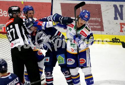 EBEL. Eishockey Bundesliga. VSV gegen Hydro Fehervar AV 19. Renars Krastenbergs,   (VSV), Kristof Nemeth  (Hydro Fehervar). Villach, am 1.4.2022.
Foto: Kuess
www.qspictures.net
---
pressefotos, pressefotografie, kuess, qs, qspictures, sport, bild, bilder, bilddatenbank