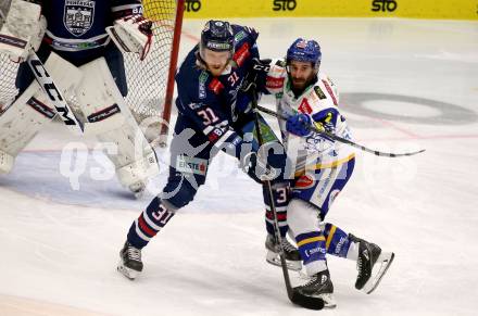 EBEL. Eishockey Bundesliga. VSV gegen Hydro Fehervar AV 19. Travis Oleksuk,  (VSV),  Henrik Johan Nilsson  (Hydro Fehervar). Villach, am 1.4.2022.
Foto: Kuess
www.qspictures.net
---
pressefotos, pressefotografie, kuess, qs, qspictures, sport, bild, bilder, bilddatenbank