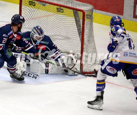 EBEL. Eishockey Bundesliga. VSV gegen Hydro Fehervar AV 19. Scott Kosmachuk,   (VSV),  Rasmus Tirronen (Hydro Fehervar). Villach, am 1.4.2022.
Foto: Kuess
www.qspictures.net
---
pressefotos, pressefotografie, kuess, qs, qspictures, sport, bild, bilder, bilddatenbank