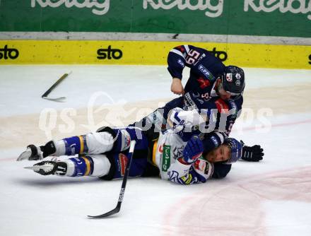 EBEL. Eishockey Bundesliga. VSV gegen Hydro Fehervar AV 19.  Kevin Moderer,  (VSV), Joshua Atkinson  (Hydro Fehervar). Villach, am 1.4.2022.
Foto: Kuess
www.qspictures.net
---
pressefotos, pressefotografie, kuess, qs, qspictures, sport, bild, bilder, bilddatenbank