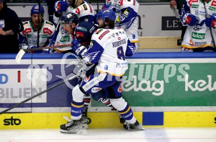 EBEL. Eishockey Bundesliga. VSV gegen Hydro Fehervar AV 19.  Maximilian Rebernig, (VSV), Braeden Shaw   (Hydro Fehervar). Villach, am 1.4.2022.
Foto: Kuess
www.qspictures.net
---
pressefotos, pressefotografie, kuess, qs, qspictures, sport, bild, bilder, bilddatenbank