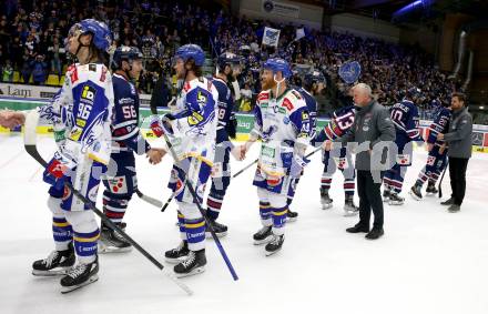 EBEL. Eishockey Bundesliga. VSV gegen Hydro Fehervar AV 19.  Anton Karlsson, Renars Krastenbergs, Jamie Fraser, Trainer Rob Daum (VSV). Villach, am 1.4.2022.
Foto: Kuess
www.qspictures.net
---
pressefotos, pressefotografie, kuess, qs, qspictures, sport, bild, bilder, bilddatenbank