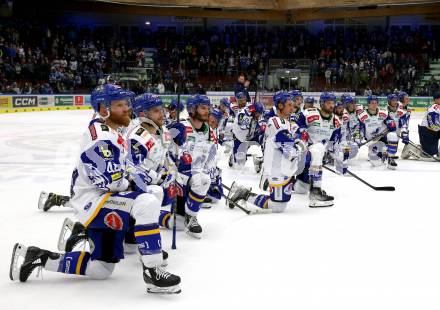 EBEL. Eishockey Bundesliga. VSV gegen Hydro Fehervar AV 19. Anton Karlsson, Renars Krastenbergs, Jamie Fraser, Trainer Rob Daum  (VSV). Villach, am 1.4.2022.
Foto: Kuess
www.qspictures.net
---
pressefotos, pressefotografie, kuess, qs, qspictures, sport, bild, bilder, bilddatenbank