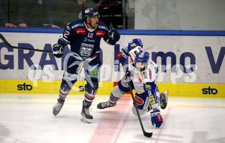 EBEL. Eishockey Bundesliga. VSV gegen Hydro Fehervar AV 19. Rick Schofield,  (VSV),  Braeden Shaw  (Hydro Fehervar). Villach, am 1.4.2022.
Foto: Kuess
www.qspictures.net
---
pressefotos, pressefotografie, kuess, qs, qspictures, sport, bild, bilder, bilddatenbank