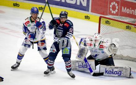 EBEL. Eishockey Bundesliga. VSV gegen Hydro Fehervar AV 19.  Stefan Bacher, Tomi Karhunen, (VSV), Anze Kuralt   (Hydro Fehervar). Villach, am 1.4.2022.
Foto: Kuess
www.qspictures.net
---
pressefotos, pressefotografie, kuess, qs, qspictures, sport, bild, bilder, bilddatenbank