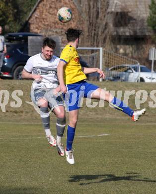 Fussball 2. Klasse B. SG KSK-Woerthersee/ATUS Poertschach gegen Afritz.  Marcel Kaiser (KSK-Woerthersee/Poertschach), Julian Eder  (Afritz). Krumpendorf, 26.3.2022.
Foto: Kuess

---
pressefotos, pressefotografie, kuess, qs, qspictures, sport, bild, bilder, bilddatenbank