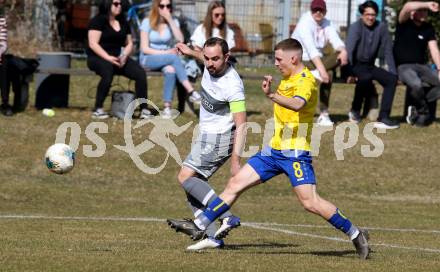 Fussball 2. Klasse B. SG KSK-Woerthersee/ATUS Poertschach gegen Afritz.  Alexander Percher (KSK-Woerthersee/Poertschach),  Thomas Tauchhammer (Afritz). Krumpendorf, 26.3.2022.
Foto: Kuess

---
pressefotos, pressefotografie, kuess, qs, qspictures, sport, bild, bilder, bilddatenbank