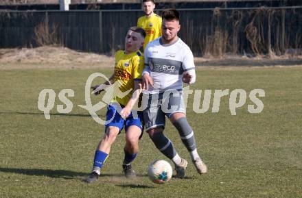 Fussball 2. Klasse B. SG KSK-Woerthersee/ATUS Poertschach gegen Afritz.  Pascal Wunder (KSK-Woerthersee/Poertschach),  Thomas Tauchhammer (Afritz). Krumpendorf, 26.3.2022.
Foto: Kuess

---
pressefotos, pressefotografie, kuess, qs, qspictures, sport, bild, bilder, bilddatenbank