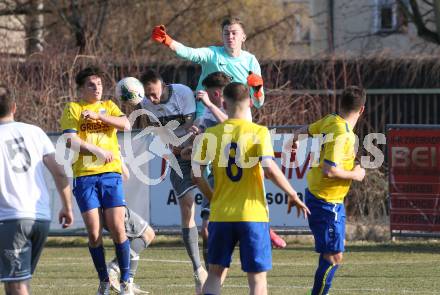 Fussball 2. Klasse B. SG KSK-Woerthersee/ATUS Poertschach gegen Afritz.  Leon Dalmatiner, Ammar Kabaklija (KSK-Woerthersee/Poertschach),  Julian Eder (Afritz). Krumpendorf, 26.3.2022.
Foto: Kuess

---
pressefotos, pressefotografie, kuess, qs, qspictures, sport, bild, bilder, bilddatenbank