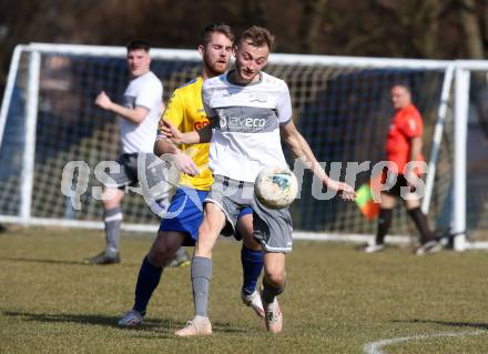 Fussball 2. Klasse B. SG KSK-Woerthersee/ATUS Poertschach gegen Afritz.  Ammar Kabaklija (KSK-Woerthersee/Poertschach),  Thomas Tauchhammer (Afritz). Krumpendorf, 26.3.2022.
Foto: Kuess

---
pressefotos, pressefotografie, kuess, qs, qspictures, sport, bild, bilder, bilddatenbank