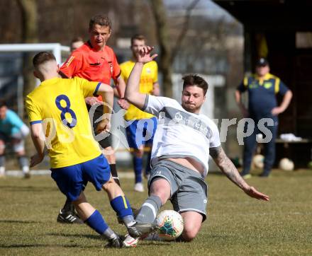 Fussball 2. Klasse B. SG KSK-Woerthersee/ATUS Poertschach gegen Afritz.  Marcel Kaiser (KSK-Woerthersee/Poertschach), Thomas Tauchhammer  (Afritz). Krumpendorf, 26.3.2022.
Foto: Kuess

---
pressefotos, pressefotografie, kuess, qs, qspictures, sport, bild, bilder, bilddatenbank