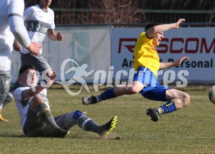 Fussball 2. Klasse B. SG KSK-Woerthersee/ATUS Poertschach gegen Afritz.  Nico Wedenig (KSK-Woerthersee/Poertschach),  Thomas Tauchhammer (Afritz). Krumpendorf, 26.3.2022.
Foto: Kuess

---
pressefotos, pressefotografie, kuess, qs, qspictures, sport, bild, bilder, bilddatenbank