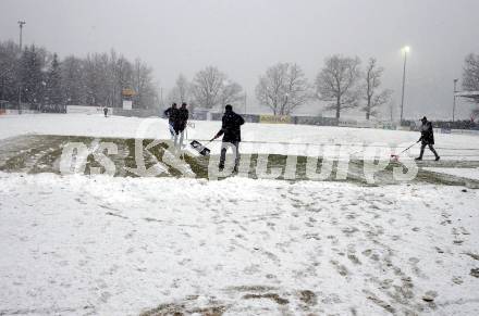 Fussball Regionalliga. Treibach gegen Spittal.  Schneeraeumung. Treibach, 2.4.2022.
Foto: Kuess
---
pressefotos, pressefotografie, kuess, qs, qspictures, sport, bild, bilder, bilddatenbank