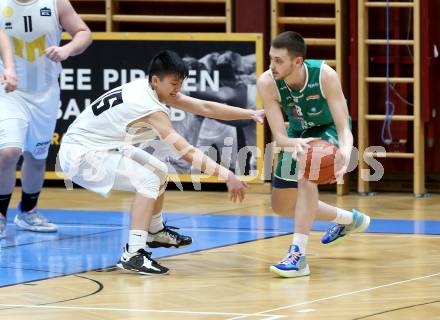 Basketball Zweite Liga 2021/2022. Playdown 1.  Woerthersee Piraten gegen Future Team Steiermark.  Levin Hu   (Piraten),  Smajic Tarik (Steiermark). Klagenfurt, am 3.4.2022. 
Foto: Kuess
www.qspictures.net

---
pressefotos, pressefotografie, kuess, qs, qspictures, sport, bild, bilder, bilddatenbank