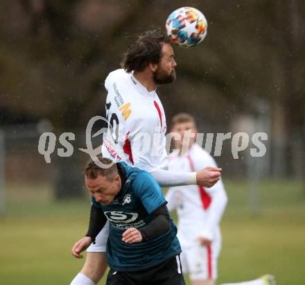 Fussball Kaerntner Liga. Kraig gegen Gmuend. Michael Kulnik  (Kraig), Udo Gasser  (Gmuend). Kraig, am 2.4.2022.
Foto: Kuess
---
pressefotos, pressefotografie, kuess, qs, qspictures, sport, bild, bilder, bilddatenbank