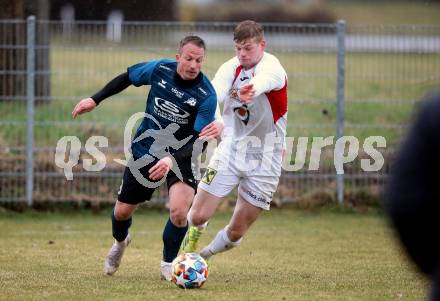 Fussball Kaerntner Liga. Kraig gegen Gmuend. Michael Kulnik  (Kraig),  Domenik Steiner (Gmuend). Kraig, am 2.4.2022.
Foto: Kuess
---
pressefotos, pressefotografie, kuess, qs, qspictures, sport, bild, bilder, bilddatenbank