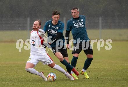 Fussball Kaerntner Liga. Kraig gegen Gmuend. Marco Pusnik, Imran Khazhmagamadov  (Kraig), Andreas Marco Allmayer  (Gmuend). Kraig, am 2.4.2022.
Foto: Kuess
---
pressefotos, pressefotografie, kuess, qs, qspictures, sport, bild, bilder, bilddatenbank