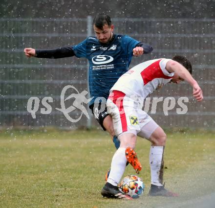 Fussball Kaerntner Liga. Kraig gegen Gmuend. Benjamin Lamzari  (Kraig),   Christian Preiml (Gmuend). Kraig, am 2.4.2022.
Foto: Kuess
---
pressefotos, pressefotografie, kuess, qs, qspictures, sport, bild, bilder, bilddatenbank