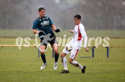 Fussball Kaerntner Liga. Kraig gegen Gmuend. Sebastian Hertelt  (Kraig),   Dominik Markus Oberwinkler (Gmuend). Kraig, am 2.4.2022.
Foto: Kuess
---
pressefotos, pressefotografie, kuess, qs, qspictures, sport, bild, bilder, bilddatenbank