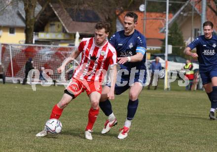 Fussball. 1. Klasse B. Rothenthurn gegen Velden. Grega Gorisek  (Rothenthurn), Manuel Wallner  (Velden).  Rothenthurn, 3.4.2022.
Foto: Kuess
---
pressefotos, pressefotografie, kuess, qs, qspictures, sport, bild, bilder, bilddatenbank