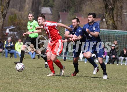 Fussball. 1. Klasse B. Rothenthurn gegen Velden.  Fabio Norbert Daxer (Rothenthurn), Roland Putsche, Gerfried Einspieler  (Velden).  Rothenthurn, 3.4.2022.
Foto: Kuess
---
pressefotos, pressefotografie, kuess, qs, qspictures, sport, bild, bilder, bilddatenbank