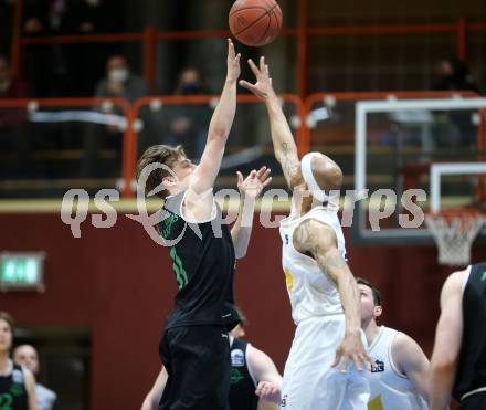 Basketball Zweite Liga 2021/2022. Playdown 2.  Woerthersee Piraten gegen Deutsch Wagram Alligators. Shawn Ray  (Piraten), Simon Marek  (Deutsch Wagram Alligators). Klagenfurt, am 9.4.2022. 
Foto: Kuess
www.qspictures.net

---
pressefotos, pressefotografie, kuess, qs, qspictures, sport, bild, bilder, bilddatenbank