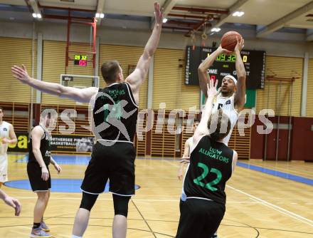 Basketball Zweite Liga 2021/2022. Playdown 2.  Woerthersee Piraten gegen Deutsch Wagram Alligators. Shawn Ray  (Piraten), Branislav Balvan  (Deutsch Wagram Alligators). Klagenfurt, am 9.4.2022. 
Foto: Kuess
www.qspictures.net

---
pressefotos, pressefotografie, kuess, qs, qspictures, sport, bild, bilder, bilddatenbank