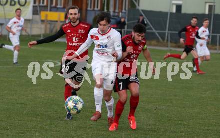 Fussball Karntner Liga. St. Jakob gegen Maria Saal.  Manuel Alexander Schuettelkopf, Thomas Ogradnig  (St. Jakob),   Marco Paul Pirker (Maria Saal). St. Jakob im Rosental, am 8.4.2022.
Foto: Kuess
---
pressefotos, pressefotografie, kuess, qs, qspictures, sport, bild, bilder, bilddatenbank