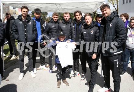 Fussball Bundesliga. SK Austria Klagenfurt gegen Red Bull Salzburg. Buehnen Party, Praesentation Hauptsponsor.   Thorsten Mahrer, Shaoziyang Liu, Florian Freissegger, Julian von Haacke, Fabian Miesenboeck, Patrick Hasenhuettl. Klagenfurt, am 10.4.2022.
Foto: Kuess
---
pressefotos, pressefotografie, kuess, qs, qspictures, sport, bild, bilder, bilddatenbank