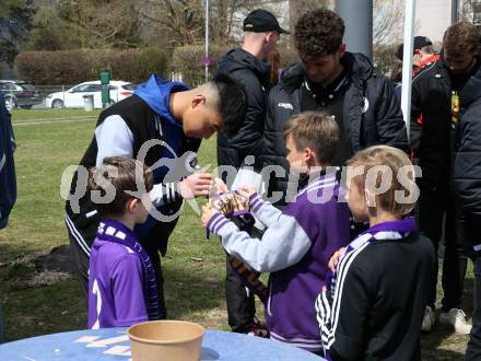 Fussball Bundesliga. SK Austria Klagenfurt gegen Red Bull Salzburg. Buehnen Party, Praesentation Hauptsponsor.   Shaoziyang Liu, Alexander Fuchs. Klagenfurt, am 10.4.2022.
Foto: Kuess
---
pressefotos, pressefotografie, kuess, qs, qspictures, sport, bild, bilder, bilddatenbank