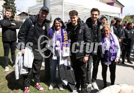 Fussball Bundesliga. SK Austria Klagenfurt gegen Red Bull Salzburg. Buehnen Party, Praesentation Hauptsponsor.   Nicolas Wimmer, Alexander Fuchs, Thorsten Mahrer, Fans. Klagenfurt, am 10.4.2022.
Foto: Kuess
---
pressefotos, pressefotografie, kuess, qs, qspictures, sport, bild, bilder, bilddatenbank