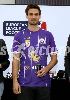 Fussball Bundesliga. SK Austria Klagenfurt gegen Red Bull Salzburg. Buehnen Party, Praesentation Hauptsponsor.   Thorsten Mahrer. Klagenfurt, am 10.4.2022.
Foto: Kuess
---
pressefotos, pressefotografie, kuess, qs, qspictures, sport, bild, bilder, bilddatenbank