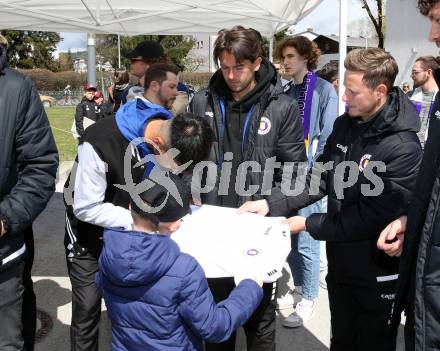 Fussball Bundesliga. SK Austria Klagenfurt gegen Red Bull Salzburg. Buehnen Party, Praesentation Hauptsponsor.  Shaoziyang Liu, Julian von Haacke, Fabian Miesenboeck . Klagenfurt, am 10.4.2022.
Foto: Kuess
---
pressefotos, pressefotografie, kuess, qs, qspictures, sport, bild, bilder, bilddatenbank