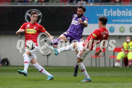 Fussball Bundesliga. SK Austria Klagenfurt gegen Red Bull Salzburg.   Kosmas Gkezos,  (Klagenfurt), Nicolas Capaldo, Luka Sucic  (Salzburg). Klagenfurt, am 10.4.2022.
Foto: Kuess
---
pressefotos, pressefotografie, kuess, qs, qspictures, sport, bild, bilder, bilddatenbank