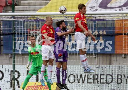 Fussball Bundesliga. SK Austria Klagenfurt gegen Red Bull Salzburg.   Kosmas Gkezos,  (Klagenfurt), Rasmus Nissen Kristensen, Maximilian Woeber  (Salzburg). Klagenfurt, am 10.4.2022.
Foto: Kuess
---
pressefotos, pressefotografie, kuess, qs, qspictures, sport, bild, bilder, bilddatenbank