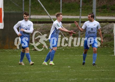 Fussball. 2. Klasse C.  Frantschach gegen Kraig.  Torjubel Manuel Gerhard Krassnitzer, Nico Benito Holzer, Georg Pirker  (Kraig). Frantschach, 10.4.2022.
Foto: Kuess 
---
pressefotos, pressefotografie, kuess, qs, qspictures, sport, bild, bilder, bilddatenbank