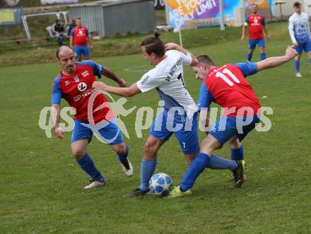 Fussball. 2. Klasse C.  Frantschach gegen Kraig.  Mensur Suljic, Iman Rahmatpanah Siya Masgi (Frantschach),   Georg Pirker  (Kraig). Frantschach, 10.4.2022.
Foto: Kuess 
---
pressefotos, pressefotografie, kuess, qs, qspictures, sport, bild, bilder, bilddatenbank