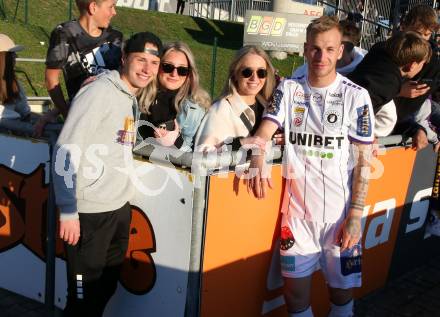 Fussball Bundesliga. Meistergruppe. WAC gegen Austria Klagenfurt. Alex Timossi Andersson, Florian Jaritz mir Freundinnen  (Klagenfurt). Wolfsberg, am 17.4.2022.
Foto: Kuess
www.qspictures.net
---
pressefotos, pressefotografie, kuess, qs, qspictures, sport, bild, bilder, bilddatenbank