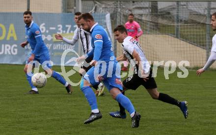 Fussball Kaerntner Liga. Bleiburg gegen SAK.  Aljaz Storman (Bleiburg),    Darijo Biscan (SAK). Bleiburg, 16.4.2022.
Foto: Kuess
---
pressefotos, pressefotografie, kuess, qs, qspictures, sport, bild, bilder, bilddatenbank