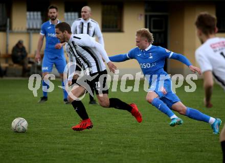 Fussball Kaerntner Liga. Bleiburg gegen SAK. Grega Klaric  (Bleiburg),    Miha Vidmar (SAK). Bleiburg, 16.4.2022.
Foto: Kuess
---
pressefotos, pressefotografie, kuess, qs, qspictures, sport, bild, bilder, bilddatenbank