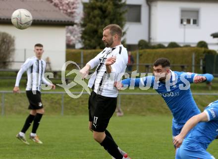 Fussball Kaerntner Liga. Bleiburg gegen SAK. Patrick Paul Oswaldi  (Bleiburg),   Daniel Camber (SAK). Bleiburg, 16.4.2022.
Foto: Kuess
---
pressefotos, pressefotografie, kuess, qs, qspictures, sport, bild, bilder, bilddatenbank