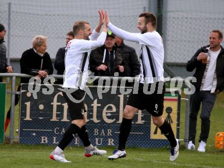 Fussball Kaerntner Liga. Bleiburg gegen SAK.  Torjubel Patrick Paul Oswaldi, Adnan Besic (Bleiburg). Bleiburg, 16.4.2022.
Foto: Kuess
---
pressefotos, pressefotografie, kuess, qs, qspictures, sport, bild, bilder, bilddatenbank